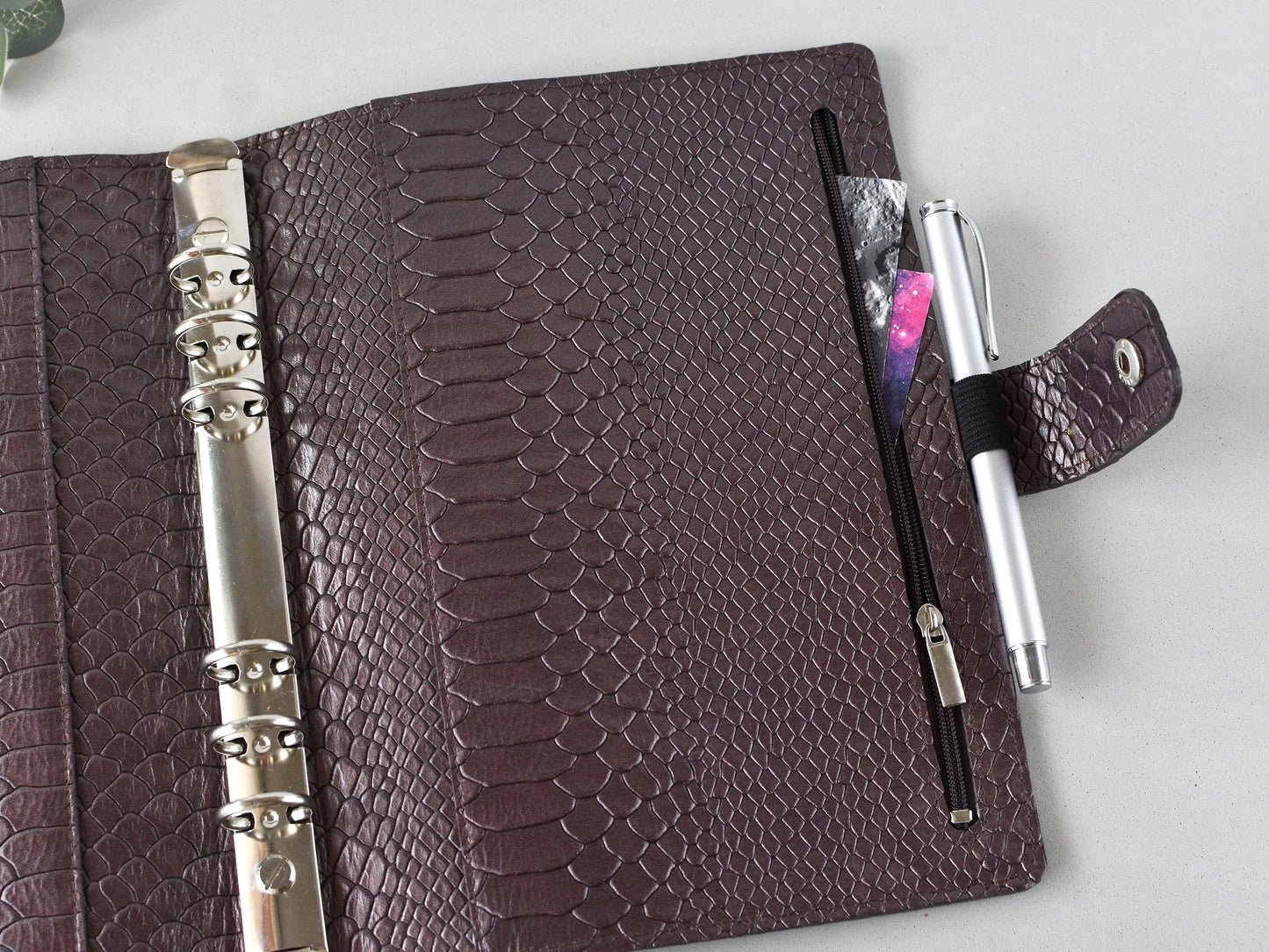 Inner pocket in leather ring planner