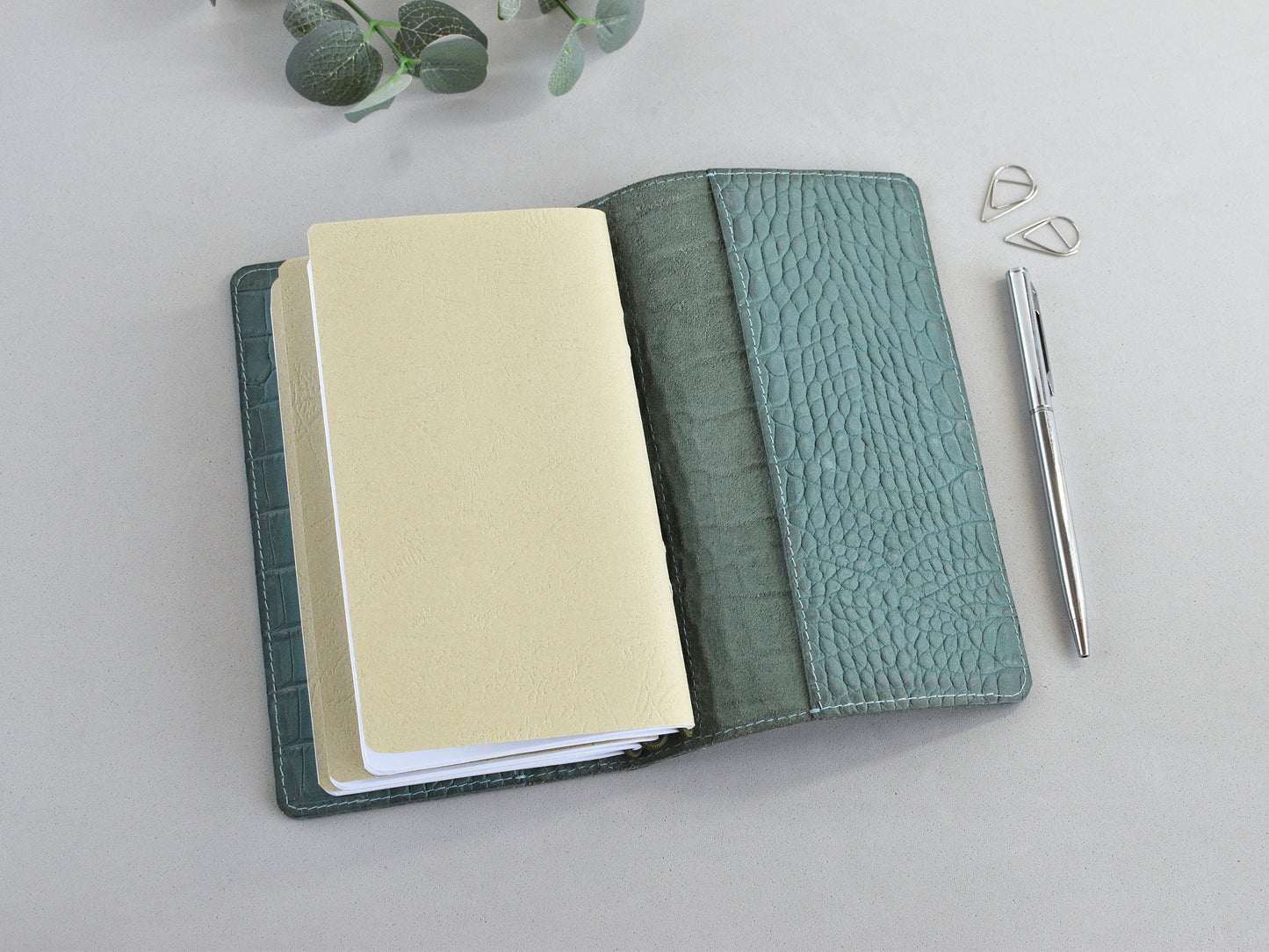 Personal size Traveler;s notebook planner, vertical pocket