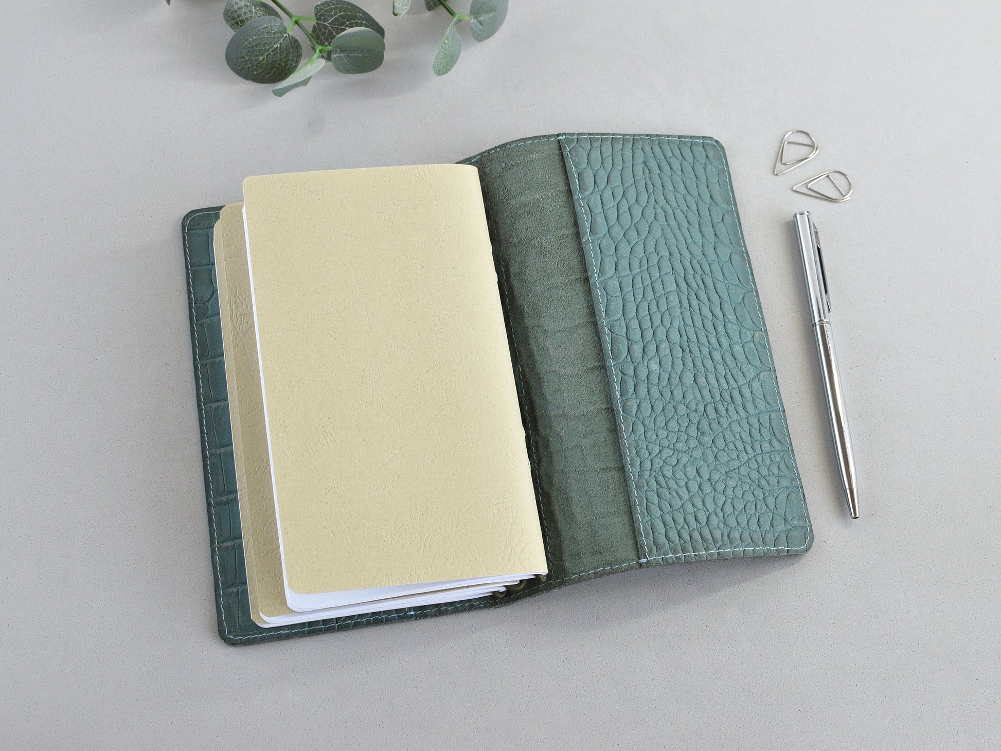 Personal size Traveler;s notebook planner, vertical pocket