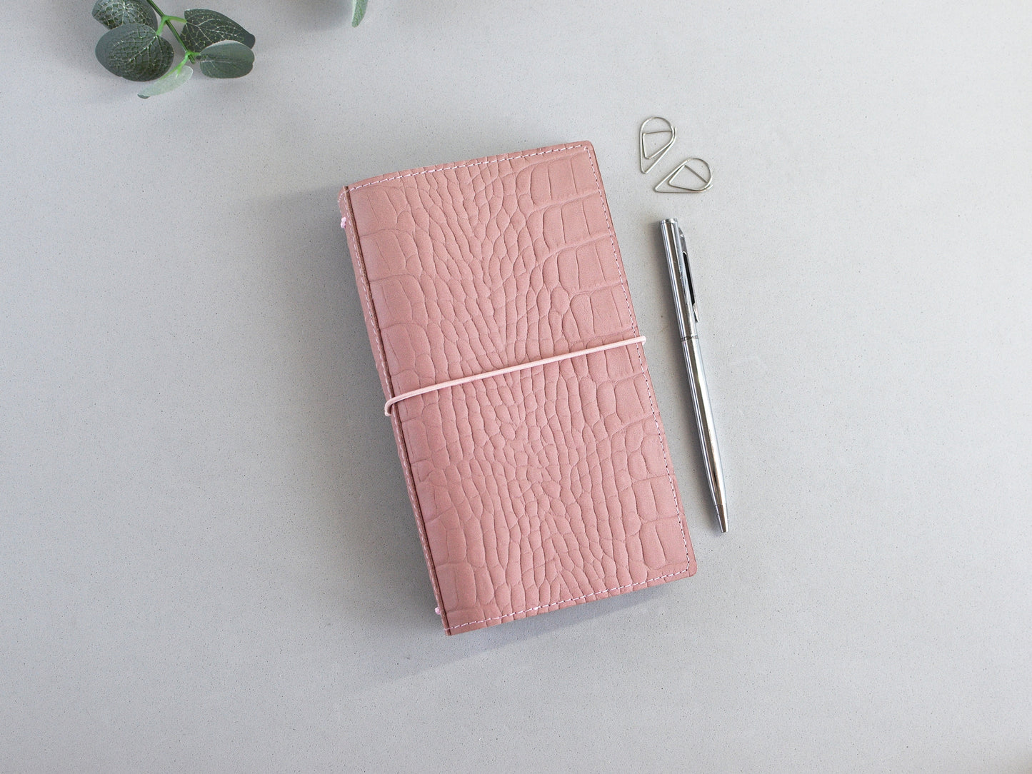 Planner Traveler's Notebook Prsonal size, Pink croc leather