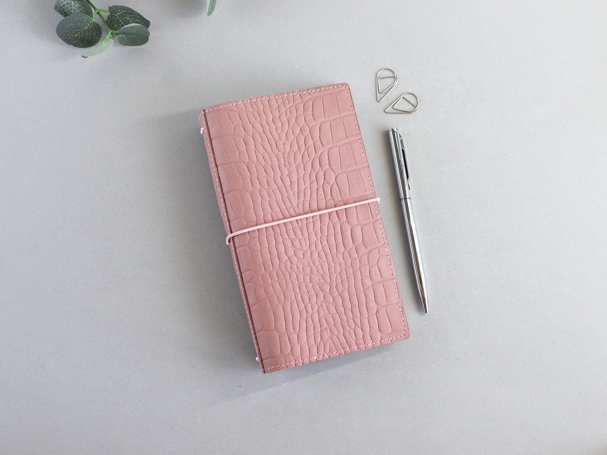 Planner Traveler's Notebook Prsonal size, Pink croc leather