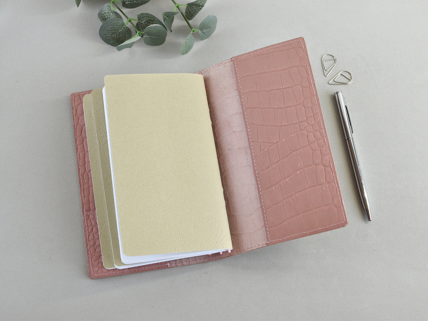 Travelers notebook, pink leather