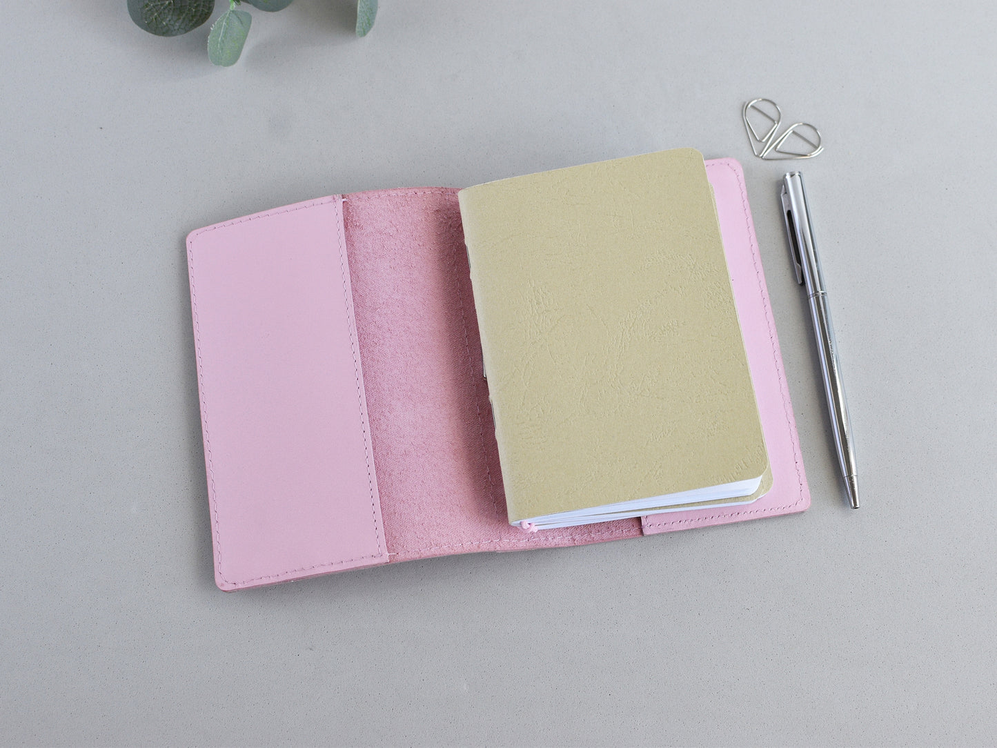 Traveller's Notebook Planner With Inserts (Passport Size)