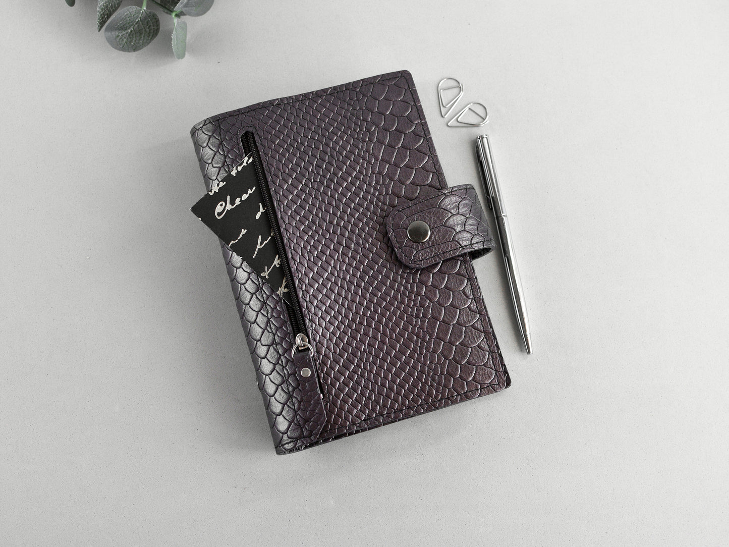Leather binder with zipper