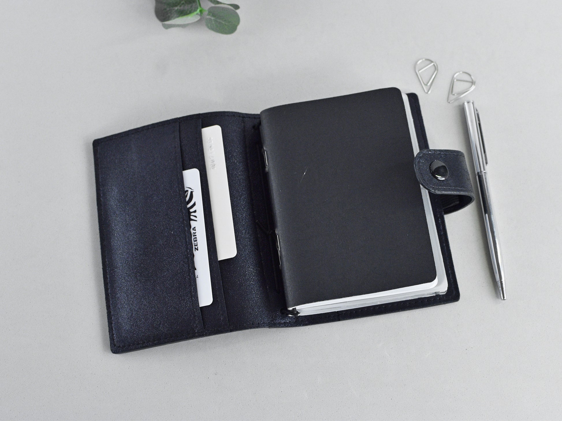Traveler's notebook agenda with inserts, passport size