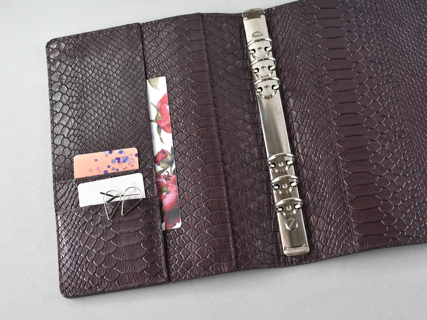 Inner pocket in leather ring notebook