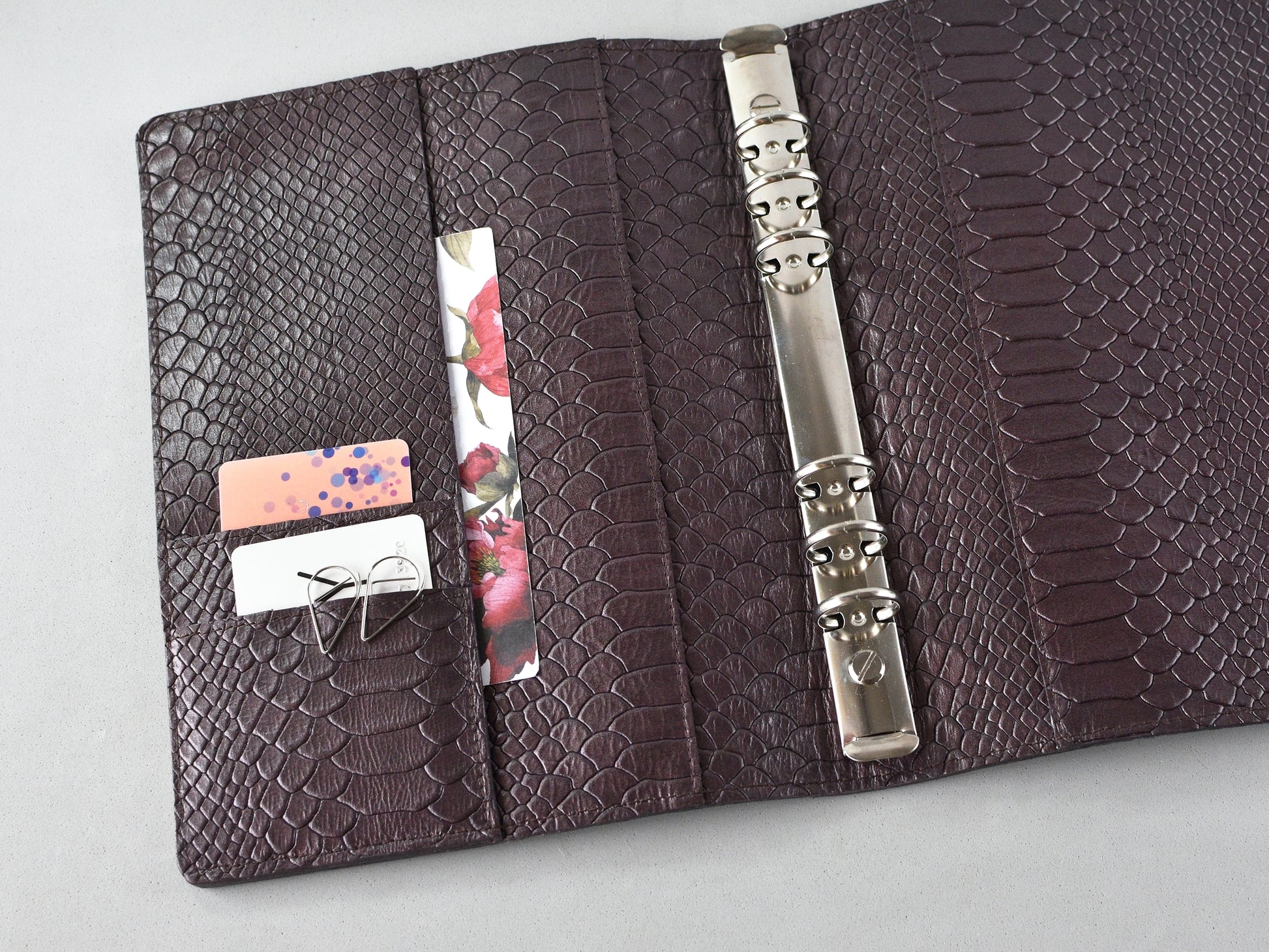 Inner pocket in leather ring notebook