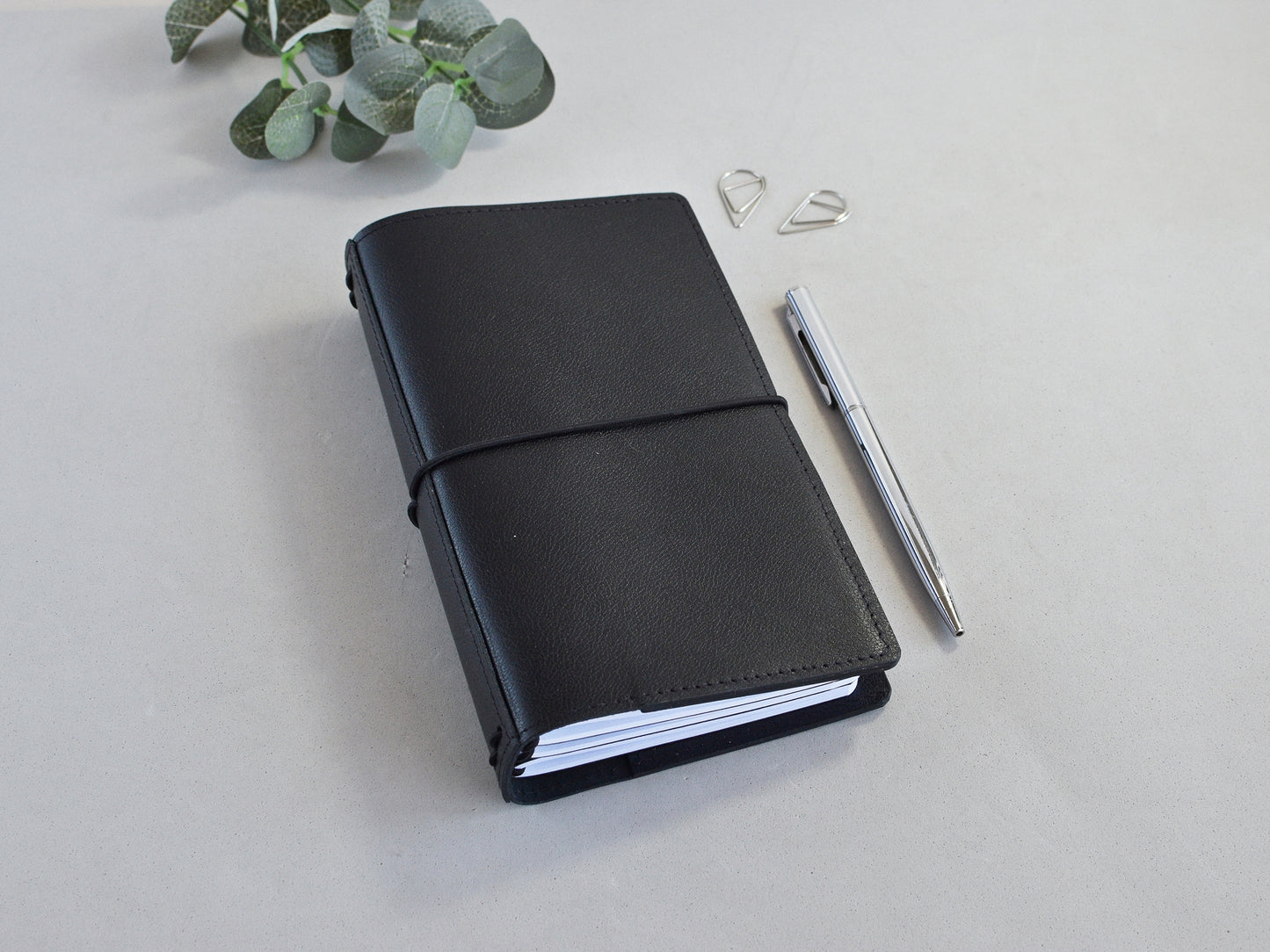 Leather TN with a silver pen