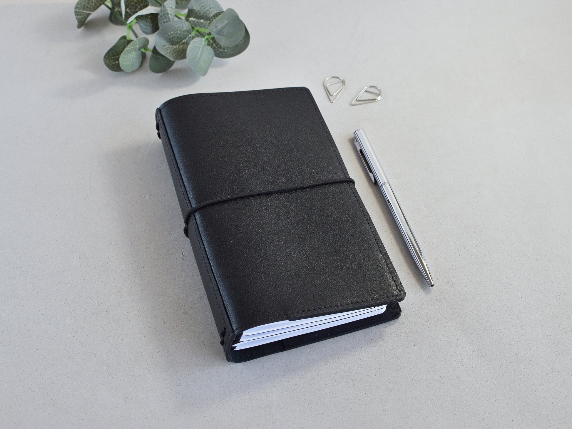 Leather TN with a silver pen