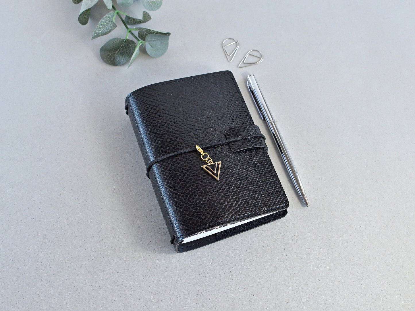 Vegan leather traveler's notebook passport sie
