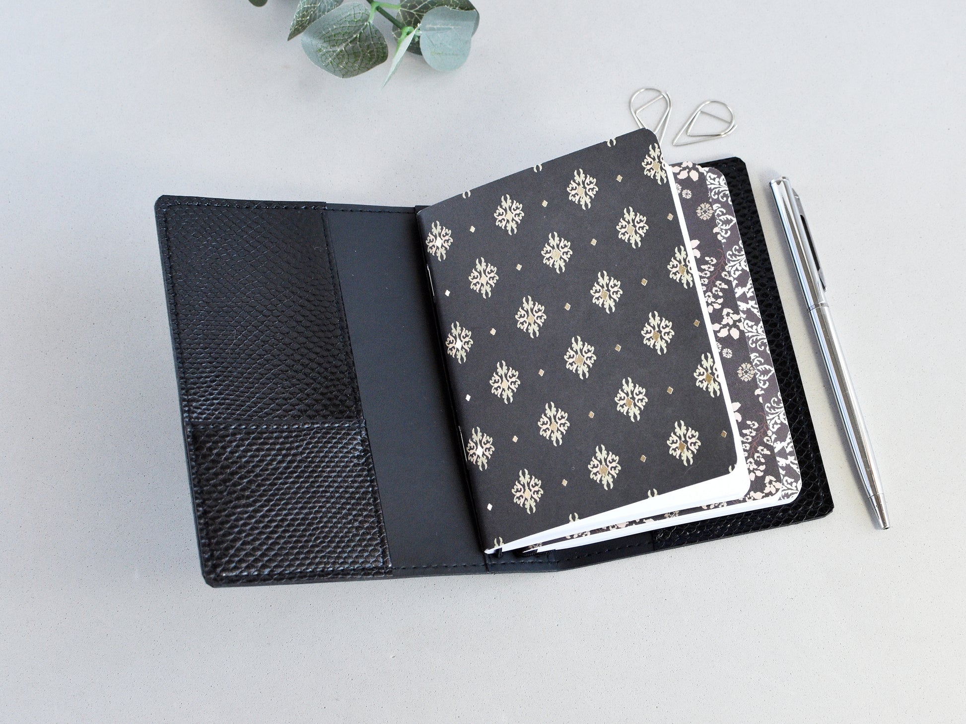 Traveler's notebook with 3 inserts, black color