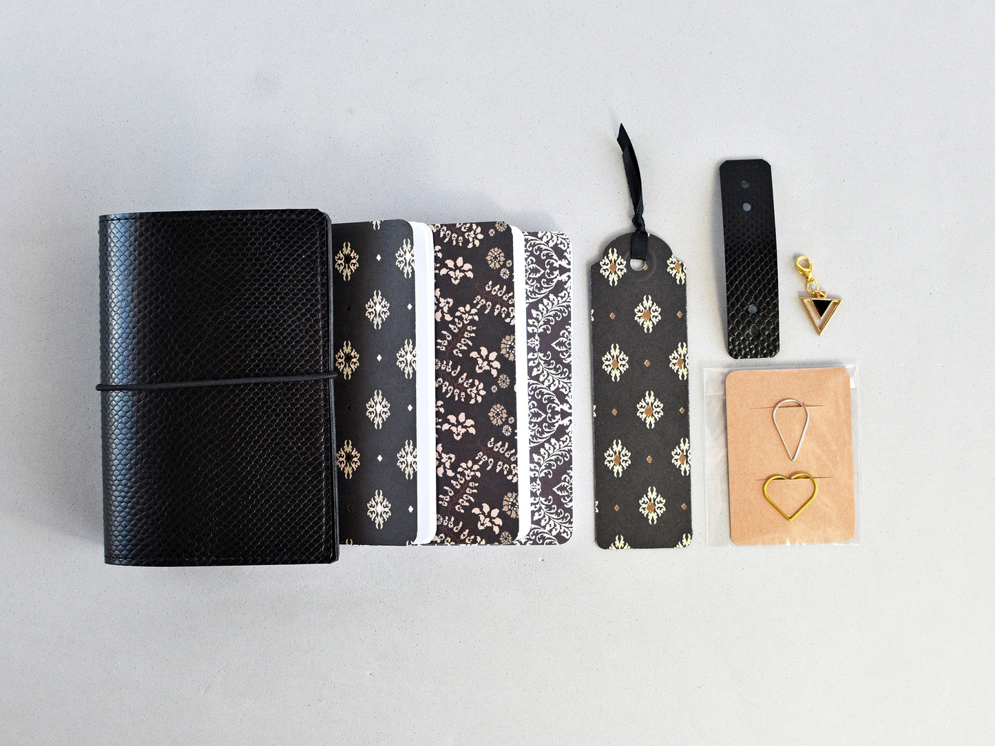 Traveller's notebook with inserts and accessories, black color