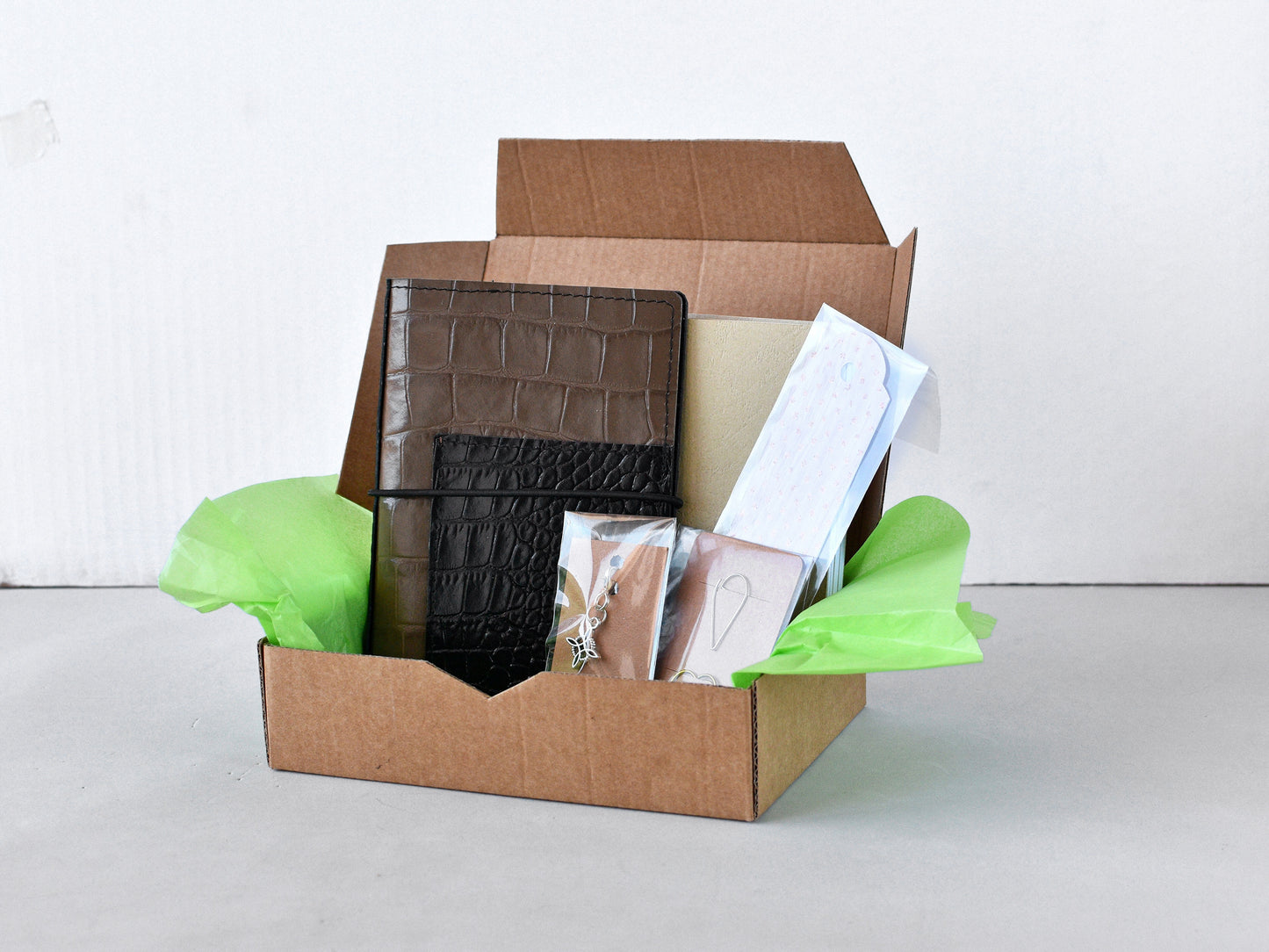 Traveller's Notebook Planner With Inserts (Passport Size)