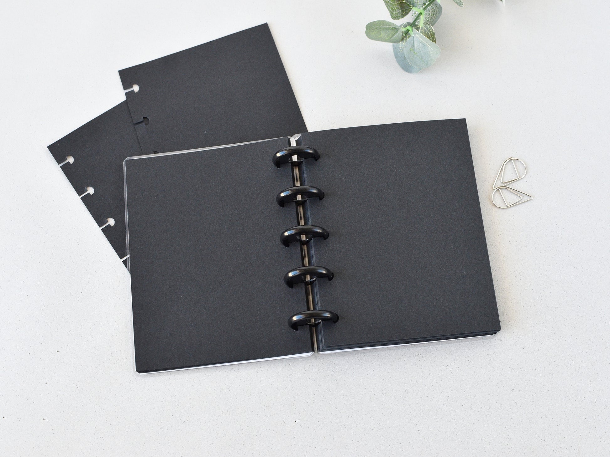Black disc-bound refillable notebook